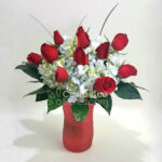 Florero con hermosas rosas