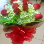 Ramo con hortensias y rosas rojas