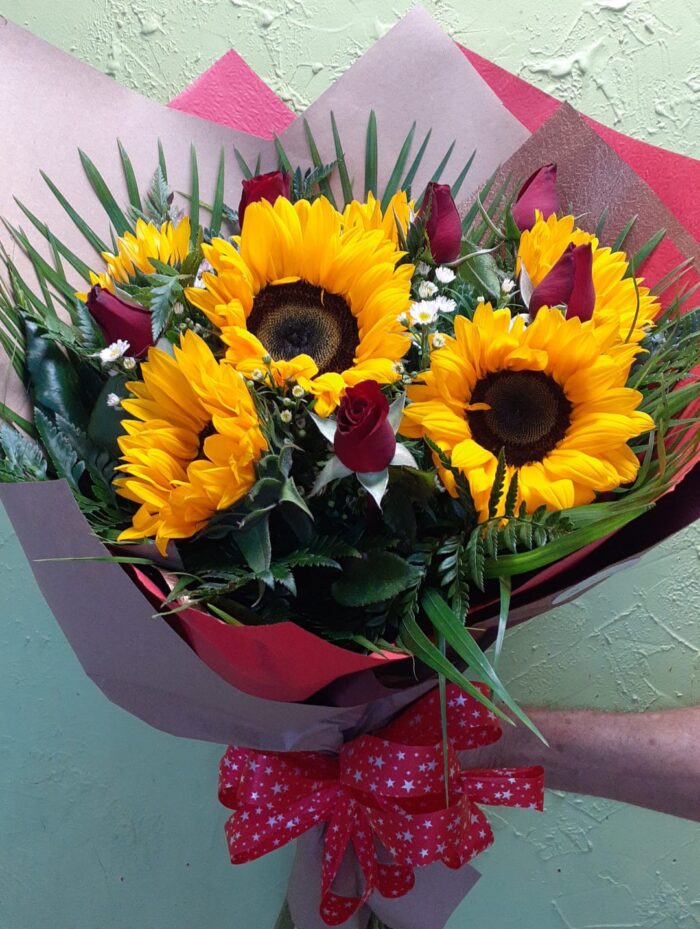 Ramo de rosas y girasoles - Image 1