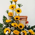 Ventana con girasoles y vino