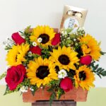 Baúl con rosas, girasoles y Chocolates