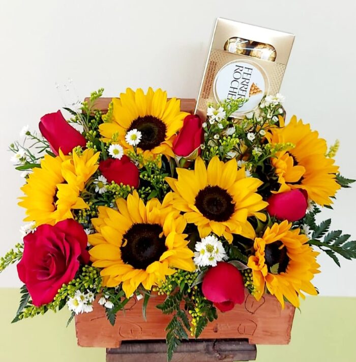 Baúl con rosas, girasoles y Chocolates - Image 1