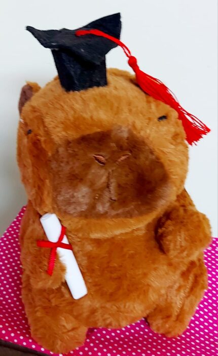 Peluche Capibara de Graduación